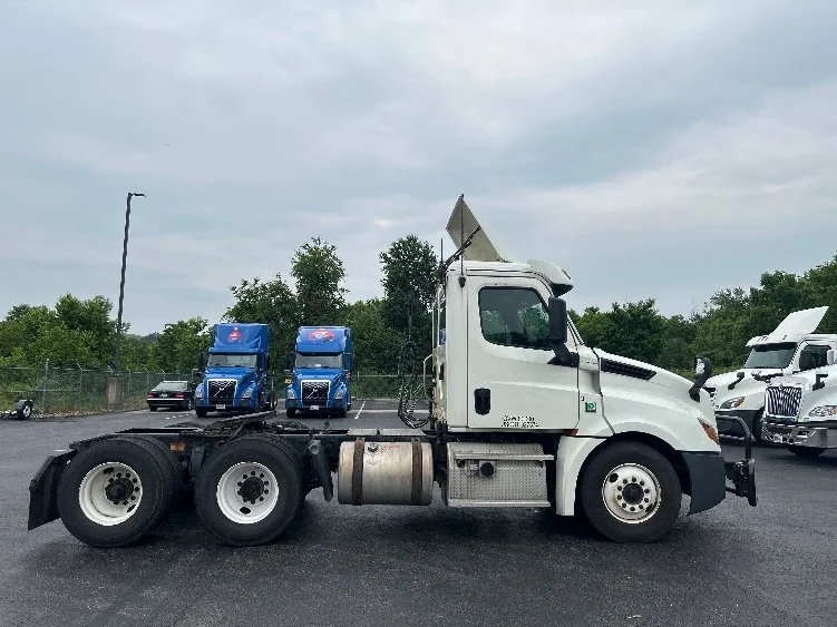 2019 Freightliner Cascadia in Mount Pleasant, PA — photo 8