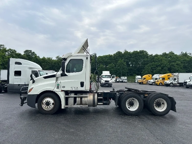 2019 Freightliner Cascadia in Mount Pleasant, PA — photo 4