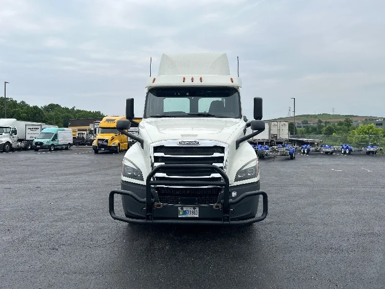 2019 Freightliner Cascadia in Mount Pleasant, PA — photo 2