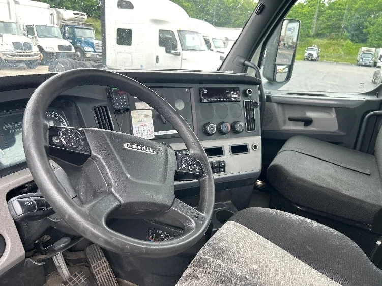 2019 Freightliner Cascadia in Mount Pleasant, PA — photo 10