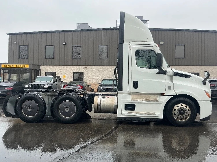 2022 Freightliner Cascadia - image 8