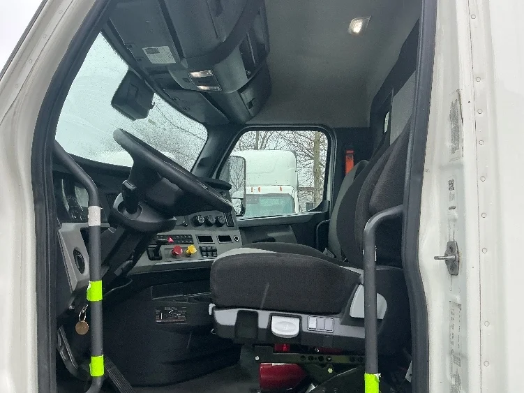 2022 Freightliner Cascadia - image 9