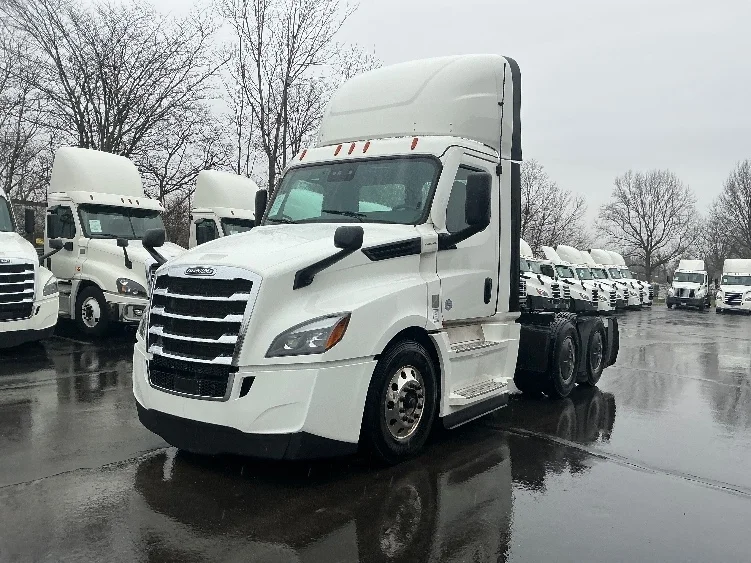 2022 Freightliner Cascadia - image 3