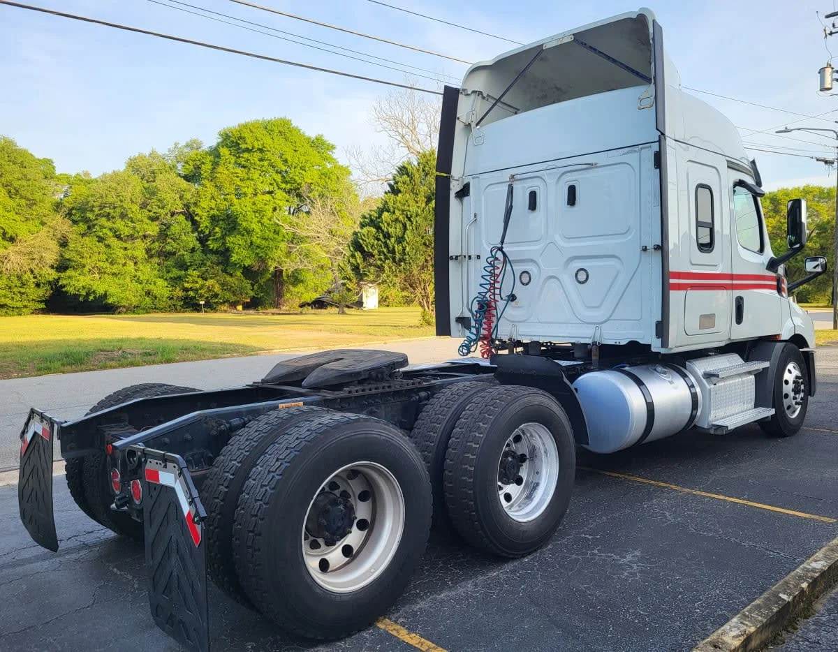 2020 Freightliner Cascadia - image 6