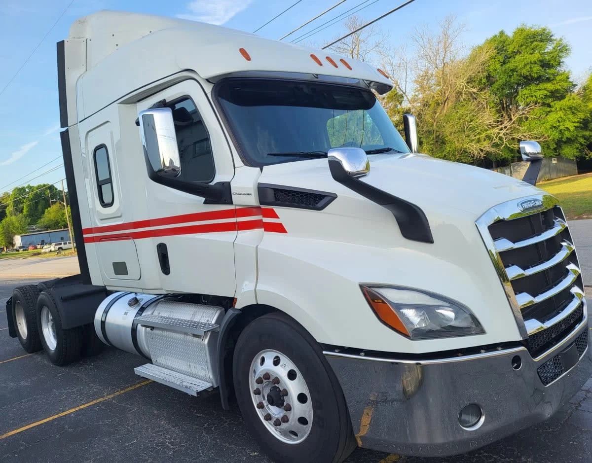 2020 Freightliner Cascadia - image 3