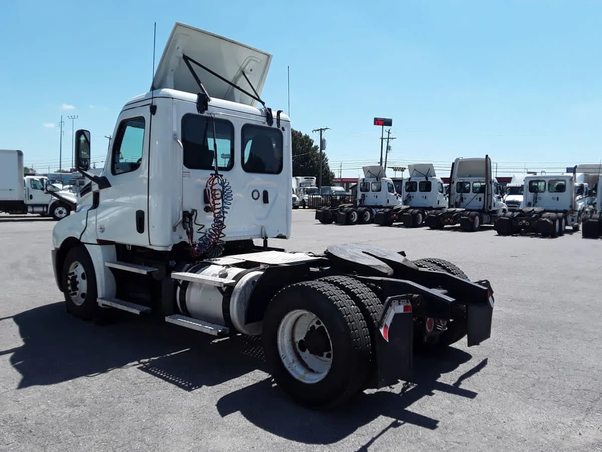 2020 Freightliner Cascadia in La Vergne, TN — photo 6