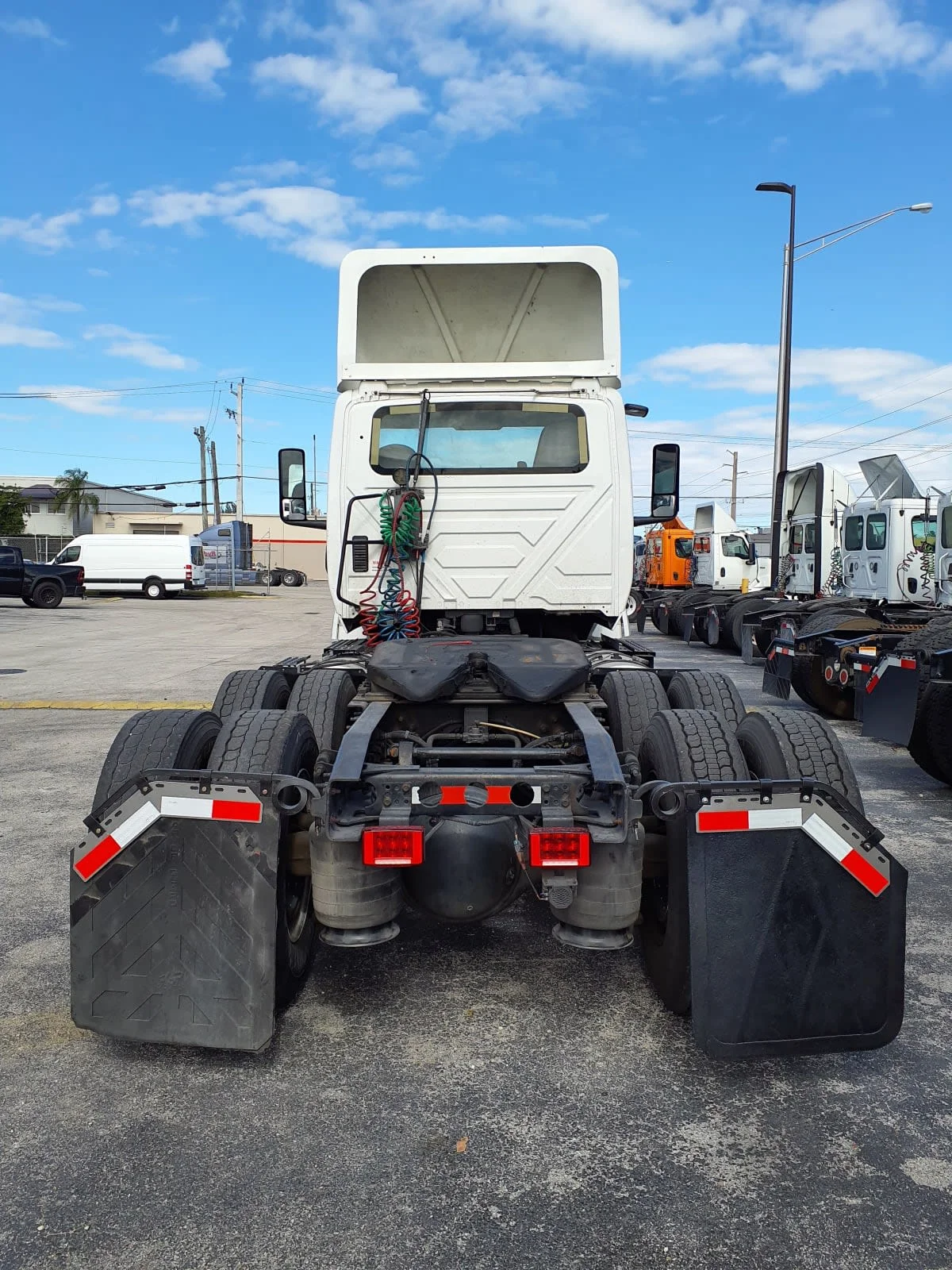 2018 International LT - image 5