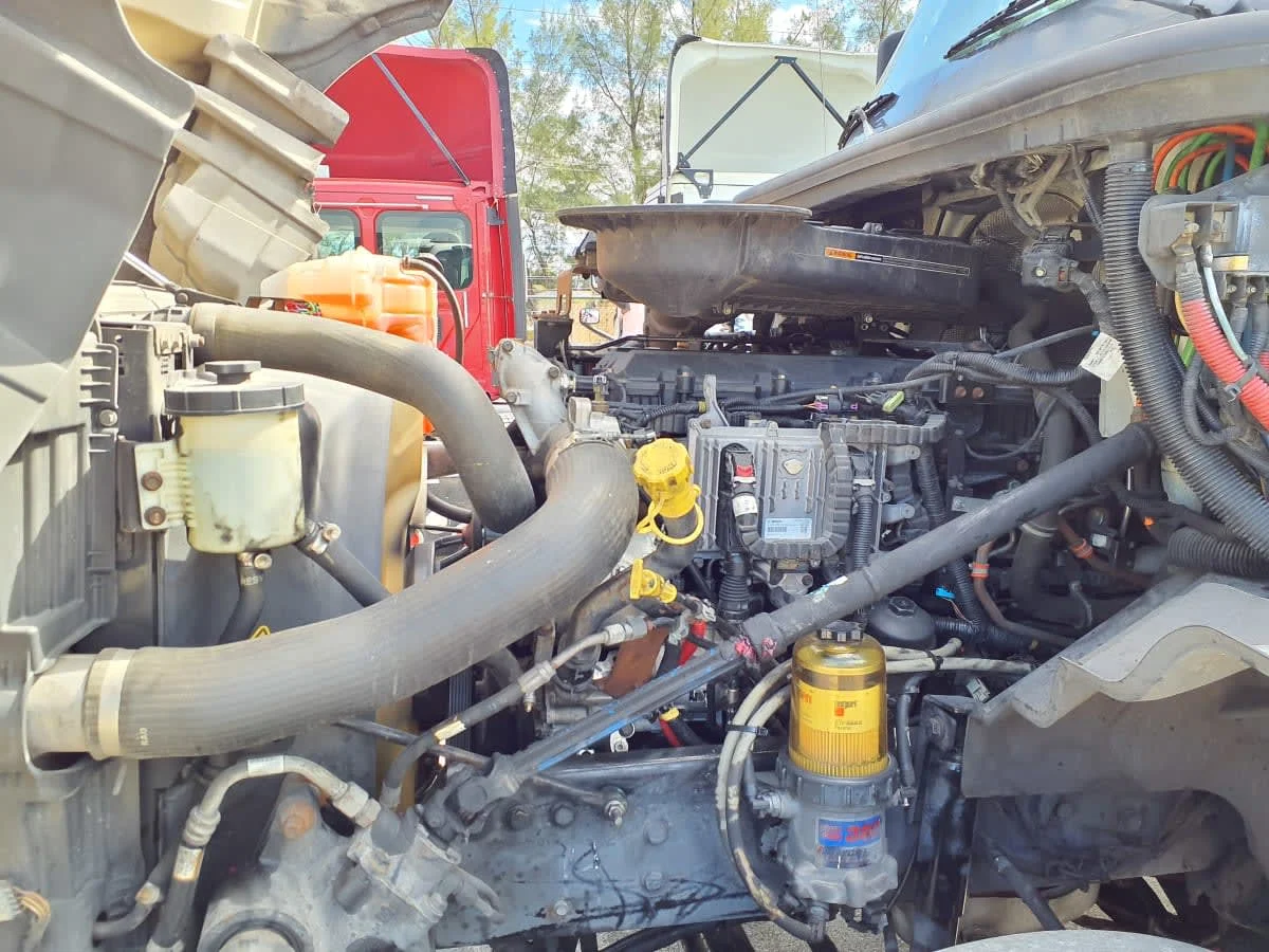 2018 International LT - image 8