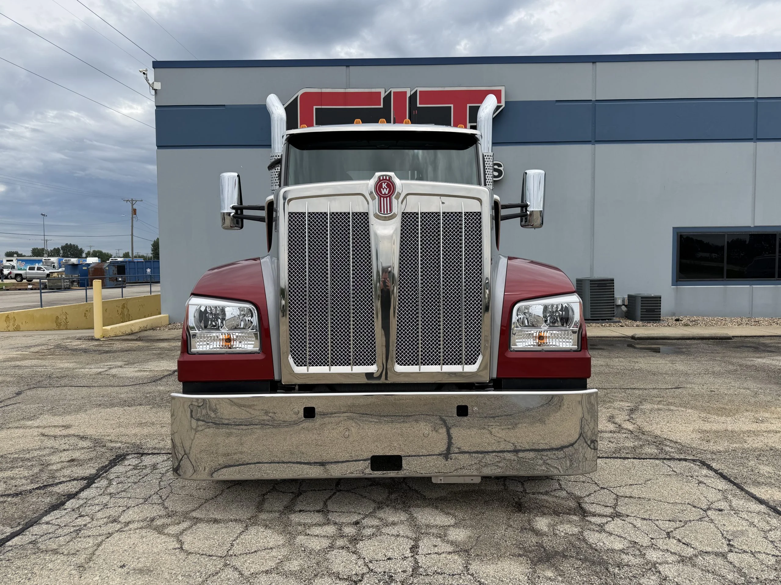 2027 Kenworth W990 in Springfield, IL — photo 2