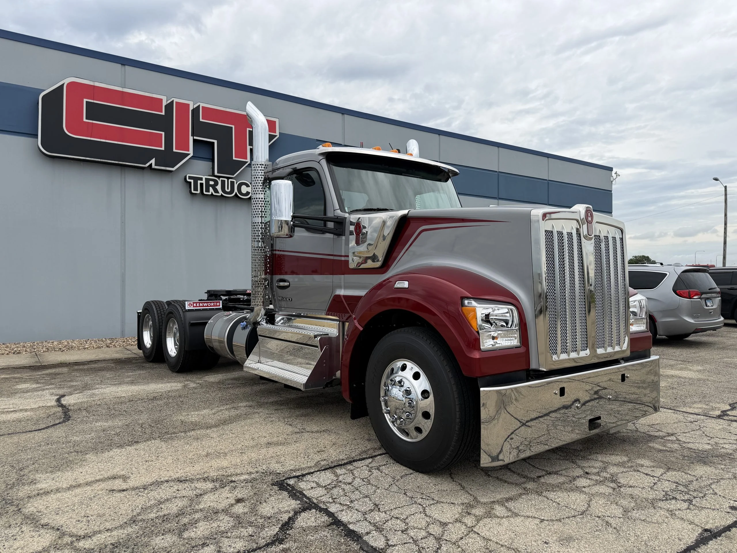 2027 Kenworth W990 in Springfield, IL — photo 3