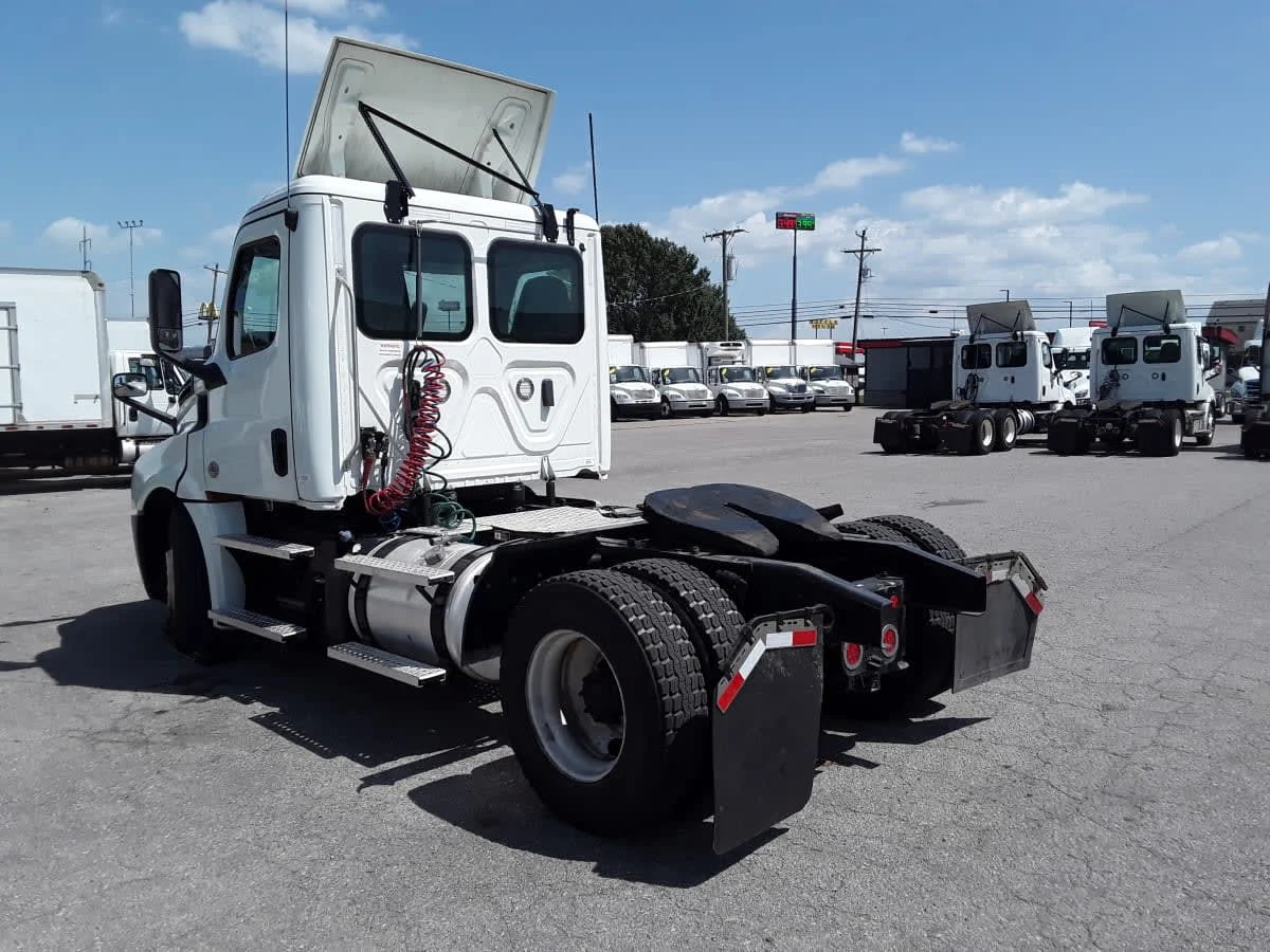 2020 Freightliner Cascadia in La Vergne, TN — photo 6