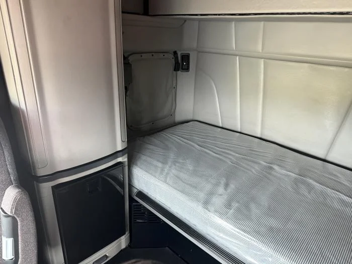 2024 Peterbilt 579 - image 9