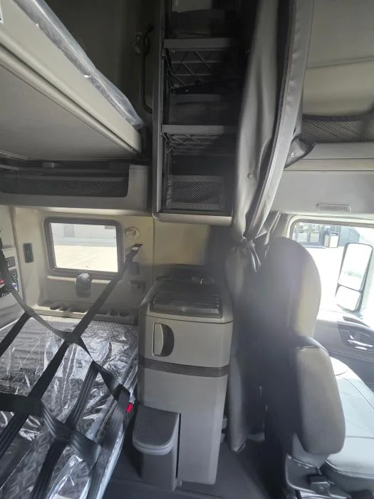 2027 International LT — photo 18