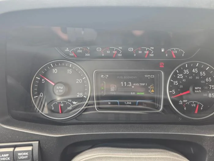 2027 International LT — photo 10