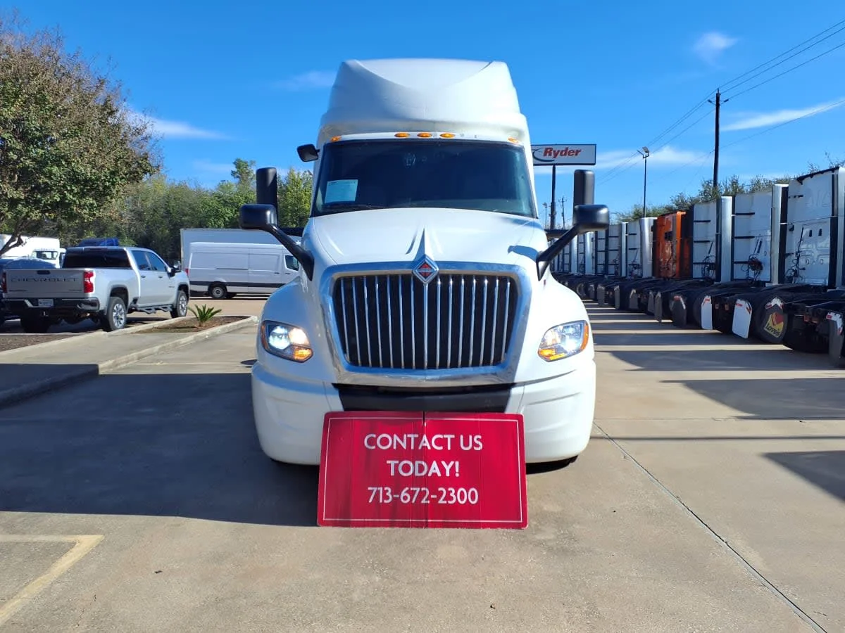 2022 International LT - image 2