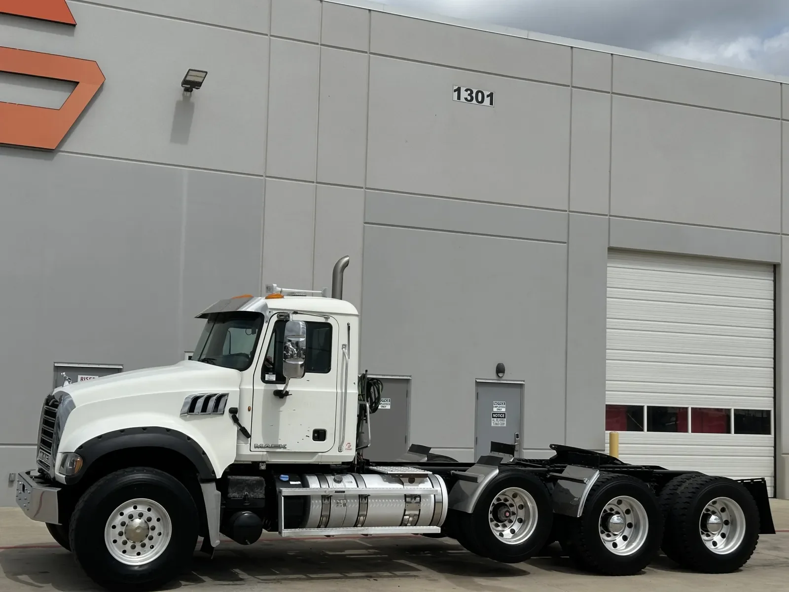 2013 Mack Granite in Hutchins, TX — photo 2