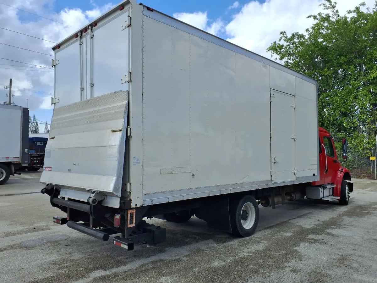 2016 Freightliner M2 106 in Davie, FL — photo 4
