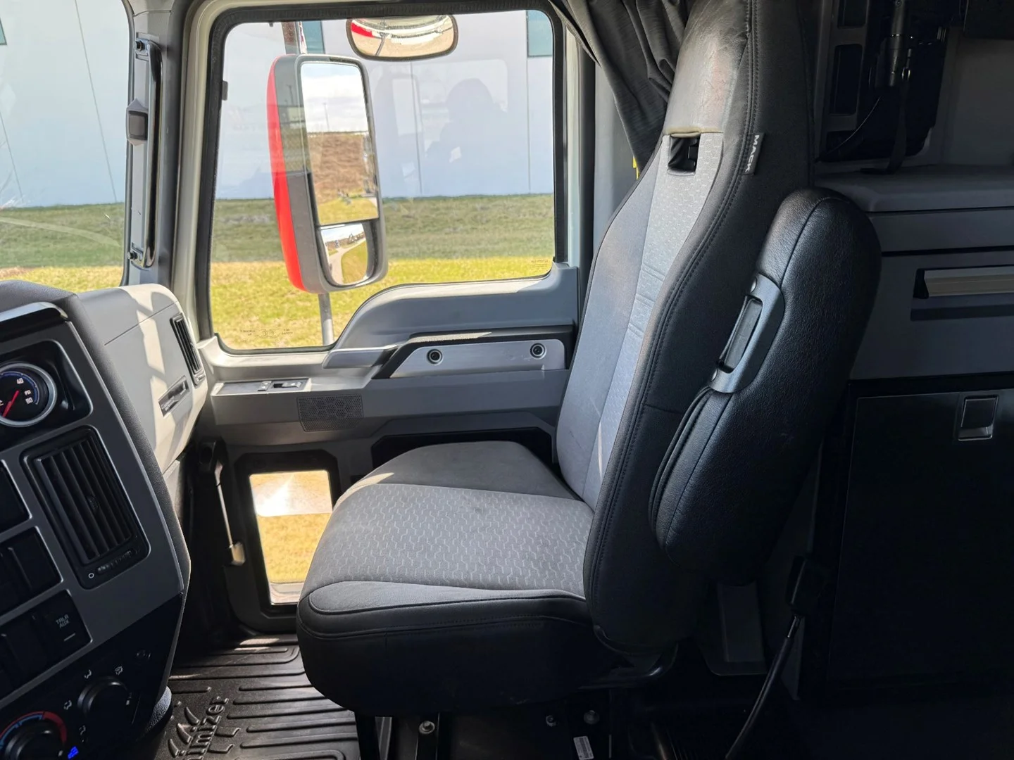 Used 2023 Mack Pinnacle - image 17