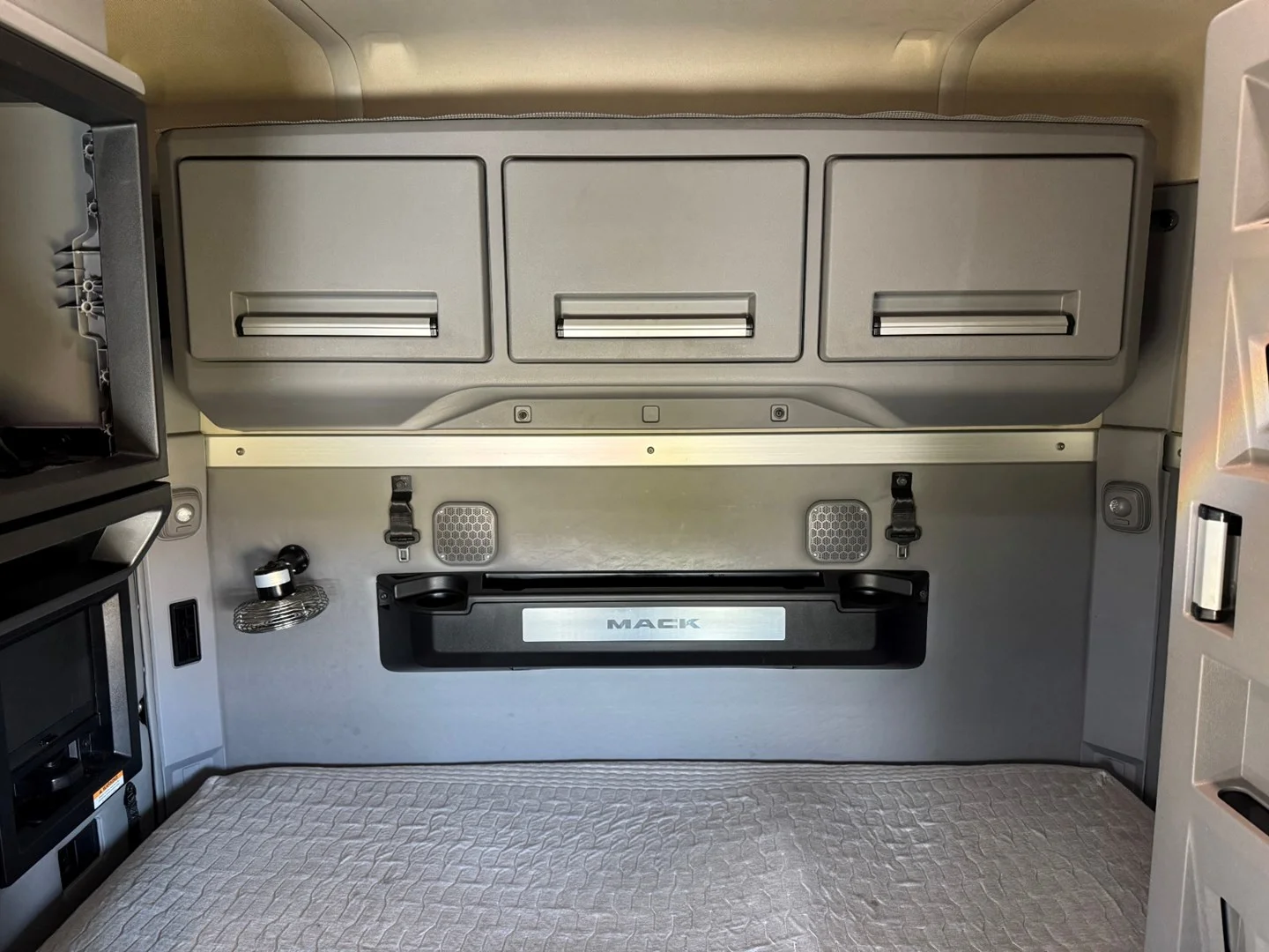 Used 2023 Mack Pinnacle - image 19