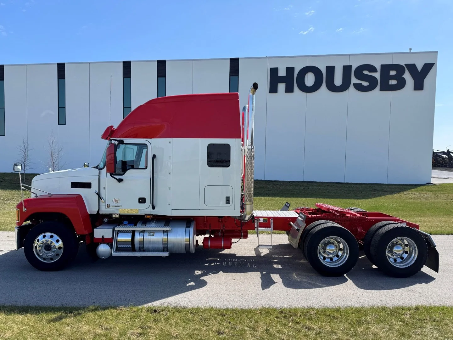 Used 2023 Mack Pinnacle - image 3