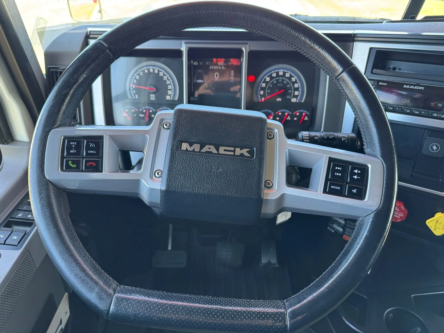 Used 2023 Mack Pinnacle - image 14