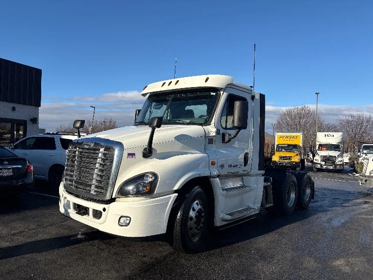 2019 Freightliner Cascadia in Pennsauken, NJ — photo 3