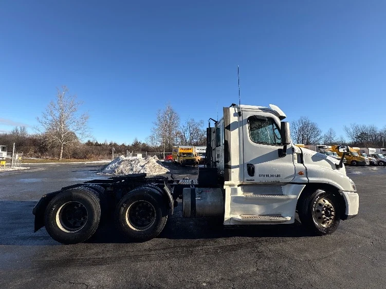 2019 Freightliner Cascadia in Pennsauken, NJ — photo 8