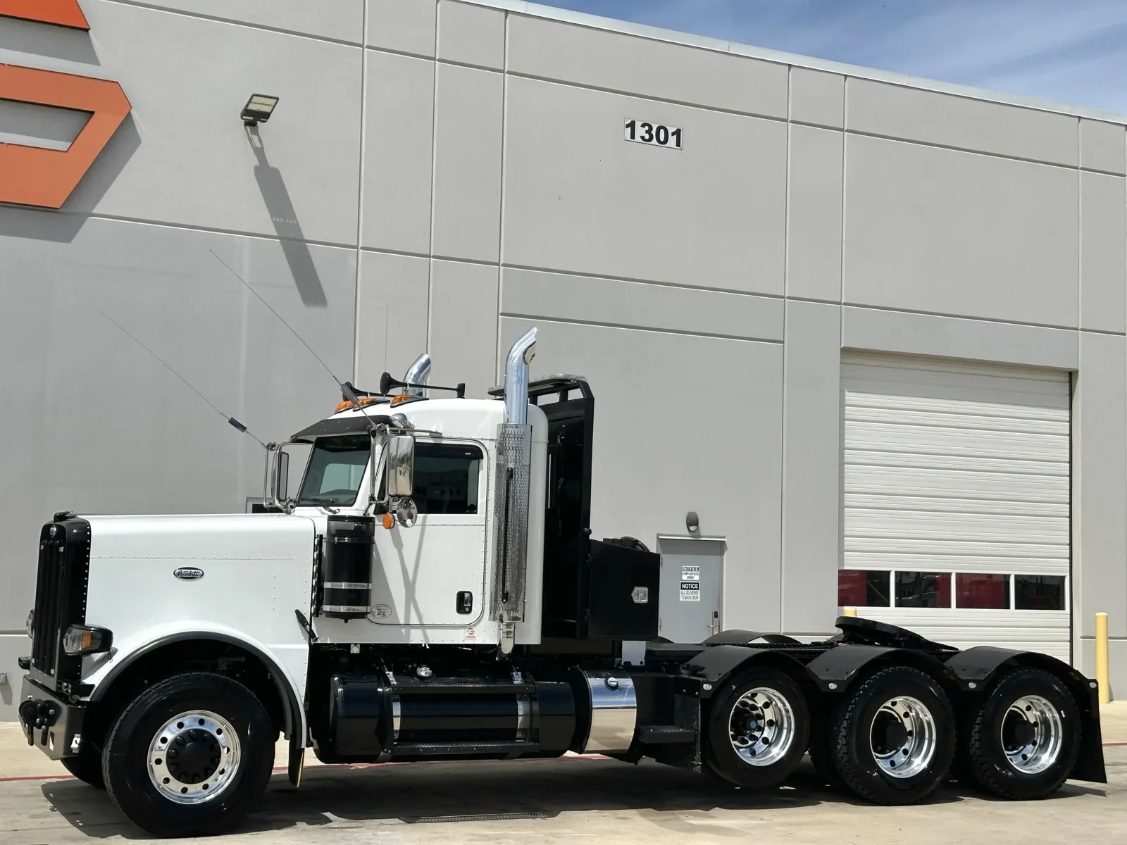 2022 Peterbilt 389 in Hutchins, TX — photo 2