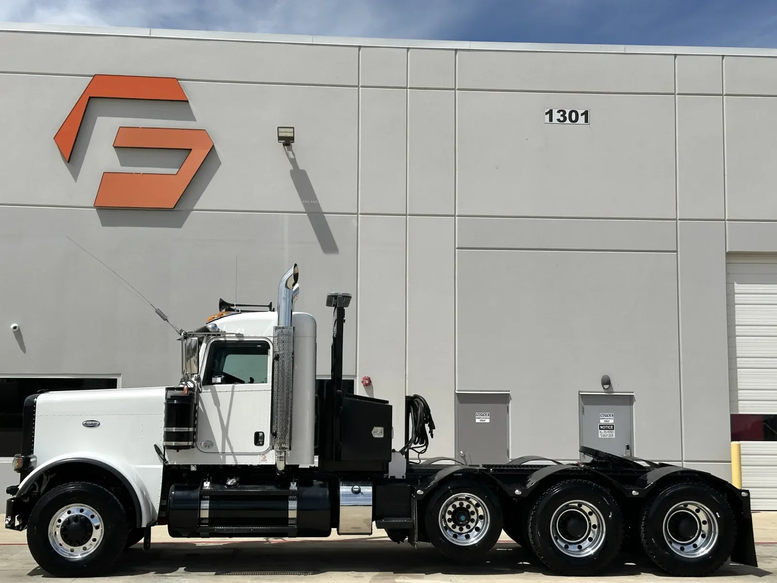 2022 Peterbilt 389 in Hutchins, TX — photo 4