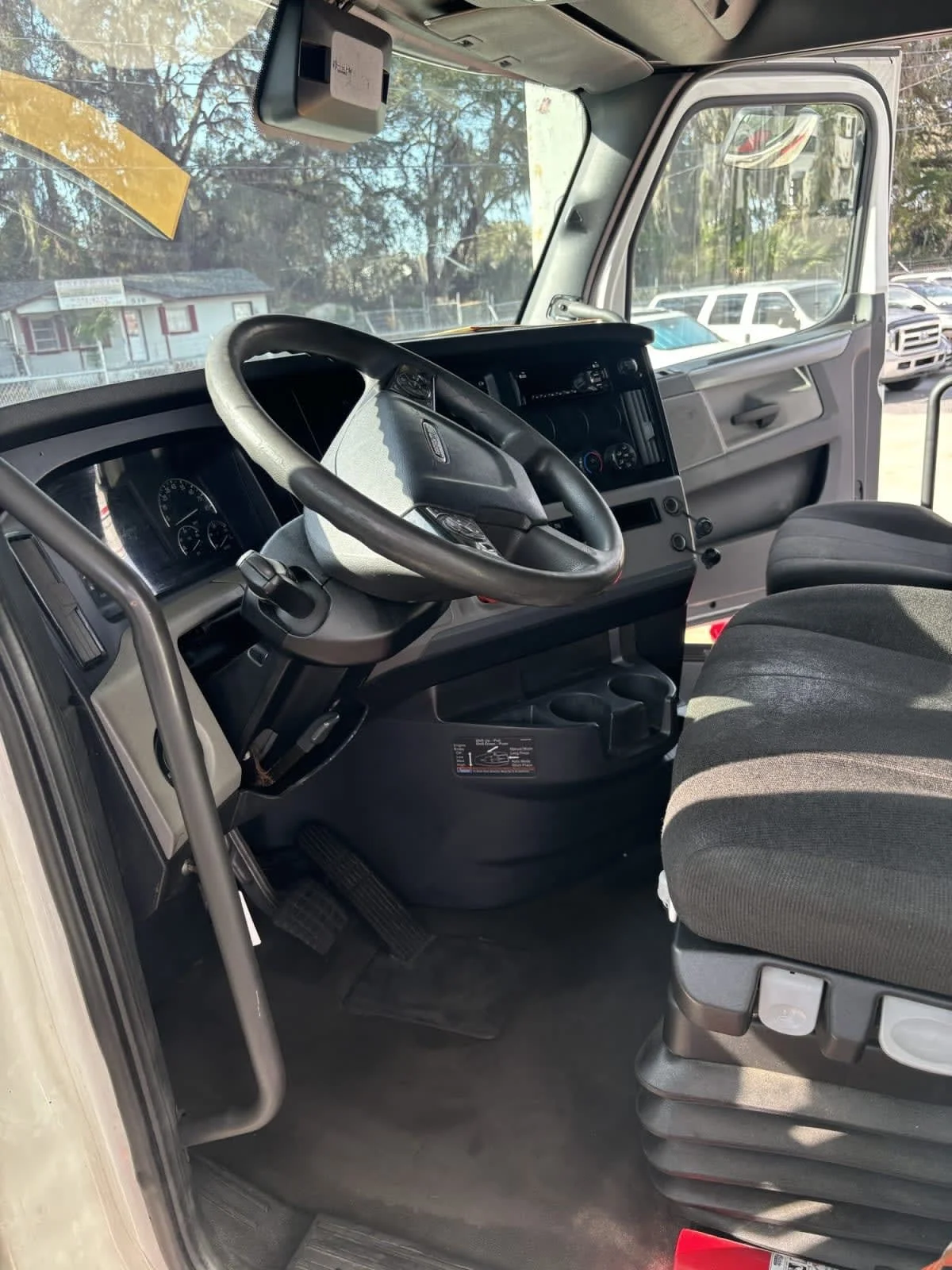 2022 Freightliner Cascadia - image 9