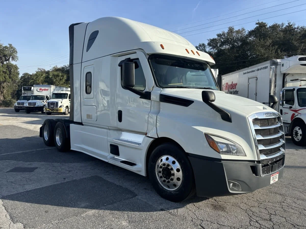2022 Freightliner Cascadia - image 2