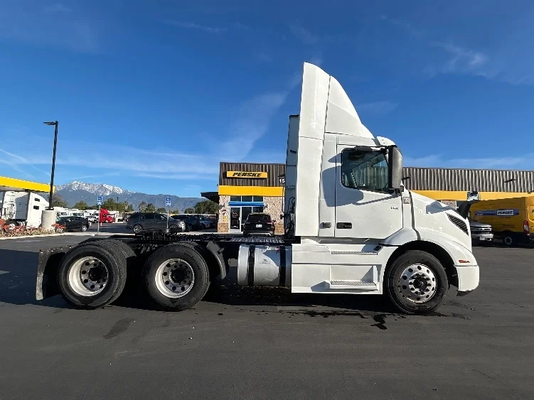 2020 Volvo VNR 640 - image 8