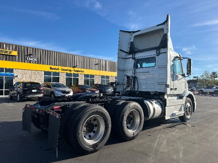 2020 Volvo VNR 640 - image 7