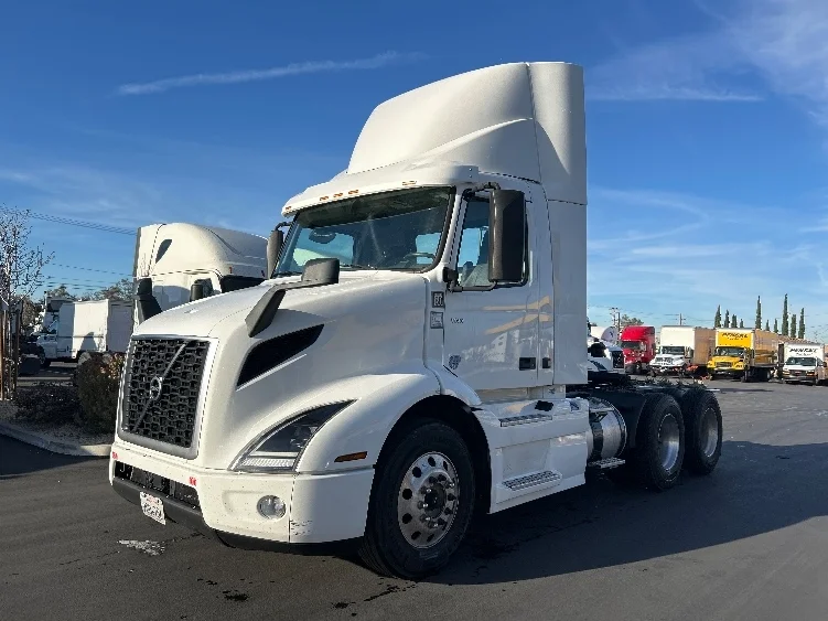 2020 Volvo VNR 640 - image 3