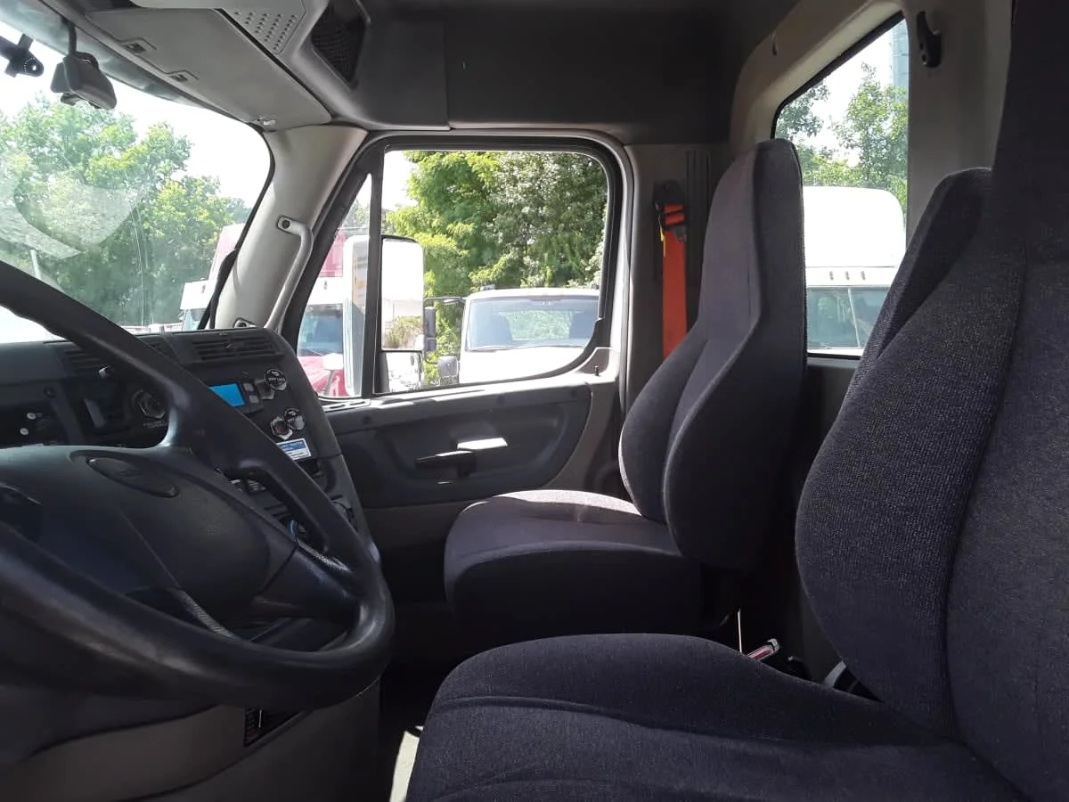 2019 Freightliner Cascadia - image 7