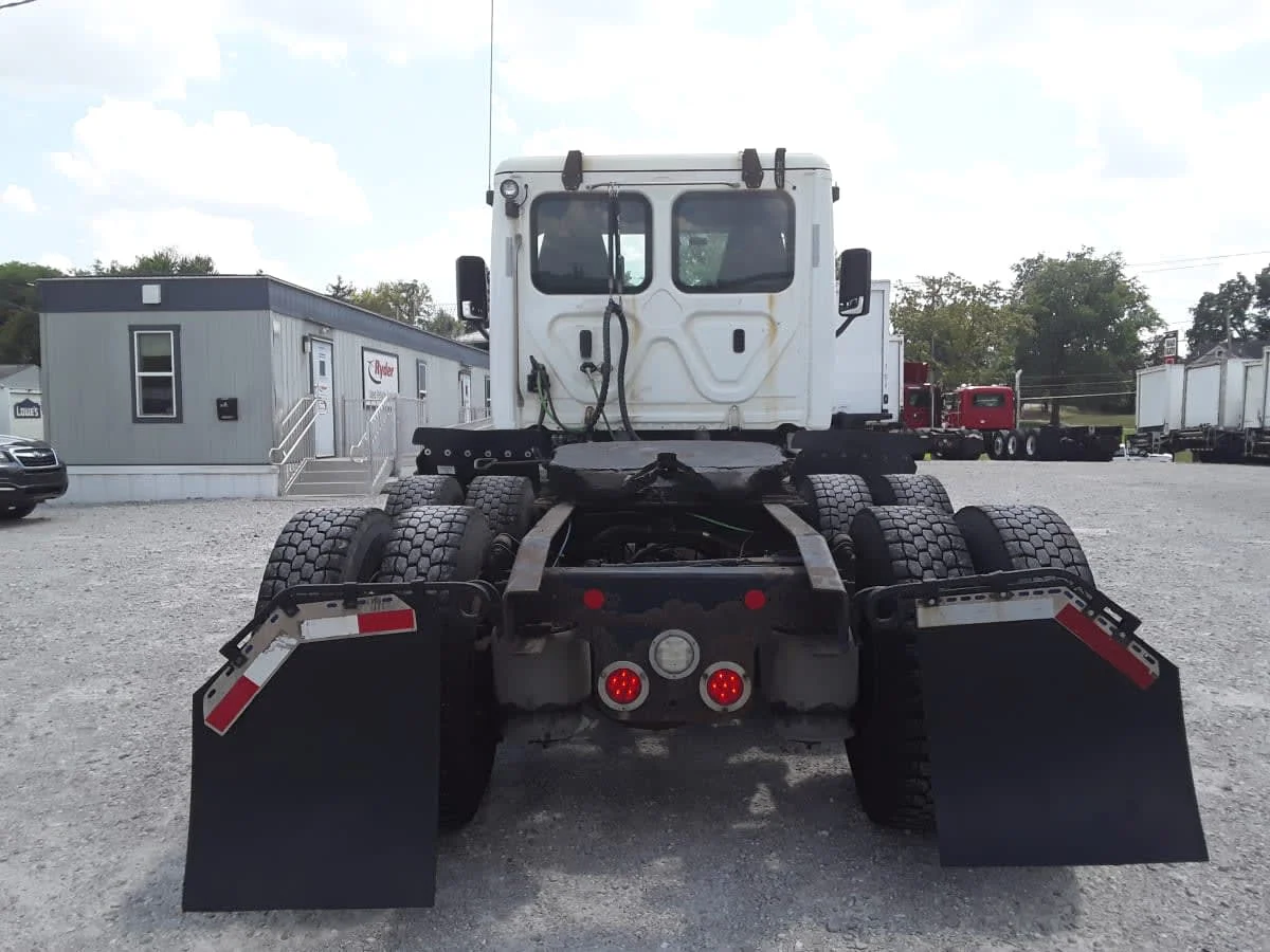 2019 Freightliner Cascadia - image 5