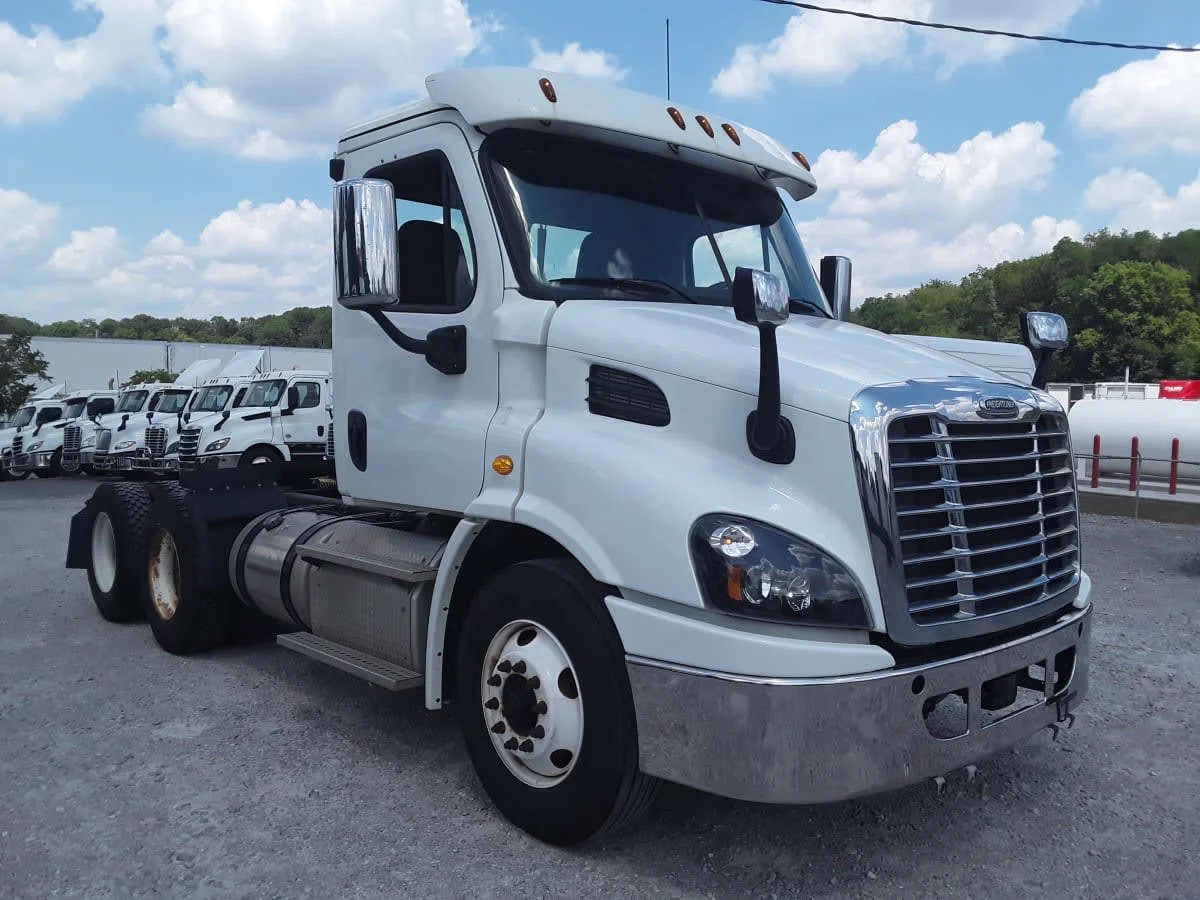 2019 Freightliner Cascadia - image 3