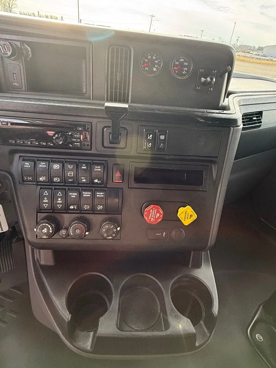 2021 International LT - image 8