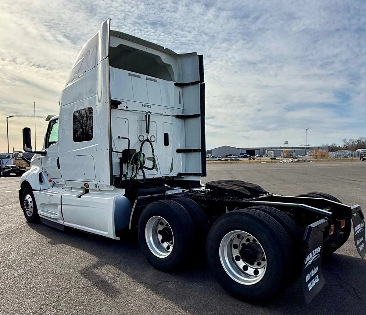 2021 International LT - image 6