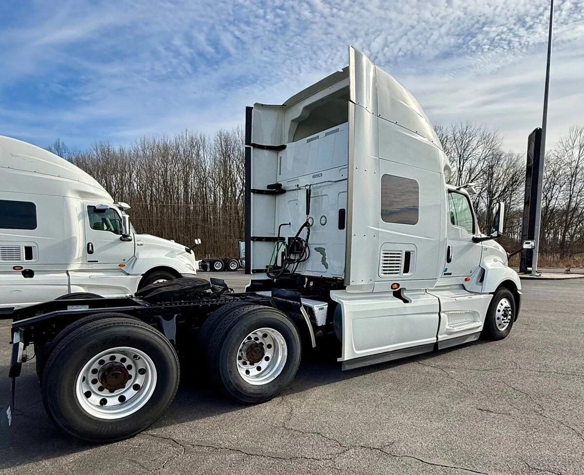 2021 International LT - image 4