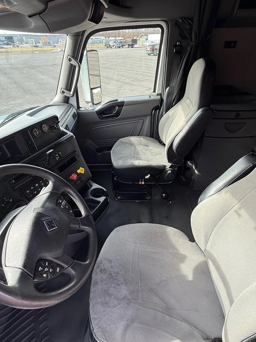 2021 International LT - image 7