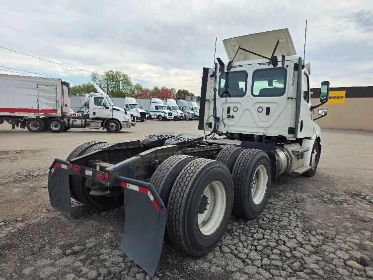 2020 Freightliner Cascadia in Jackson, MI — photo 7