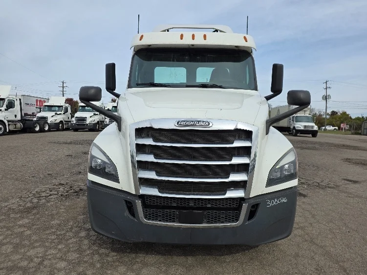 2020 Freightliner Cascadia in Jackson, MI — photo 2