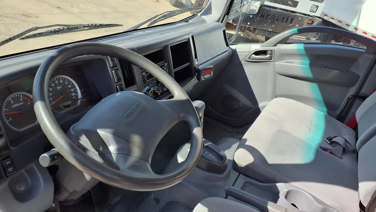 2019 Isuzu NRR in Warwick, RI — photo 8