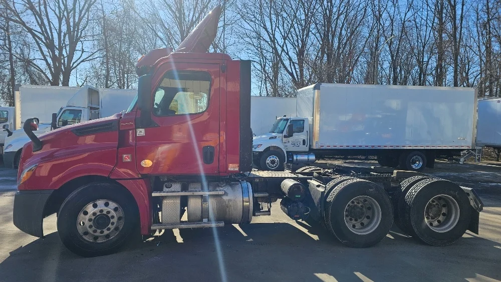 2019 Freightliner Cascadia in Edison, NJ — photo 4