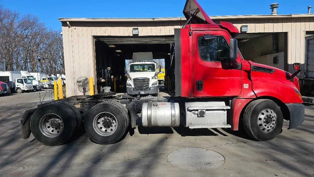 2019 Freightliner Cascadia in Edison, NJ — photo 8
