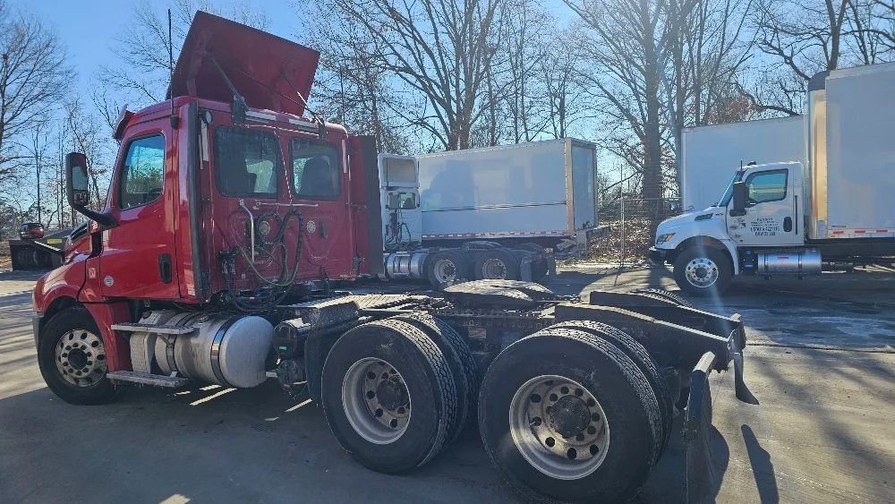 2019 Freightliner Cascadia in Edison, NJ — photo 5
