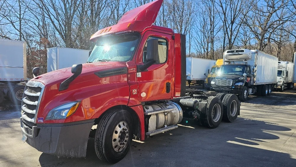 2019 Freightliner Cascadia in Edison, NJ — photo 3