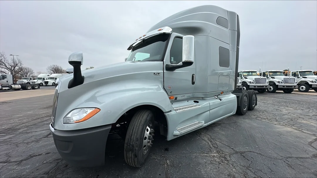 2023 International LT - image 2