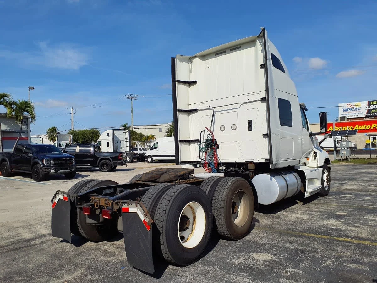 2020 International LT in Miami, FL — photo 4